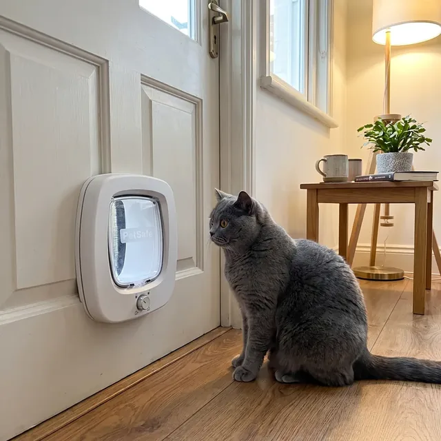 Weiße PetSafe Katzenklappe mit rundem Drehverschluss, geschlossen